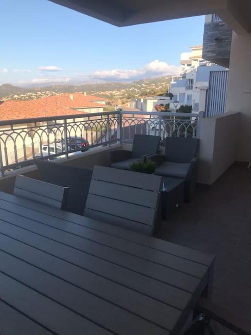 Appart Avec Terrasse Vue Sur Mer Exceptionnelle Л'Іль-Русс Екстер'єр фото